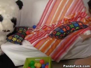Sexy tanec otočil na orgie s panda