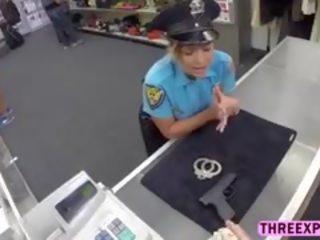 Sexy police femme montre son parfait corps