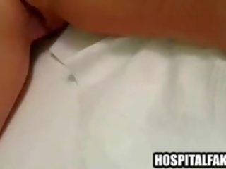 Sabroso rubia paciente consigue follada por su médico