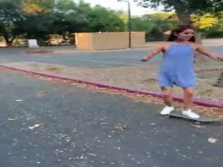 入れ墨 スケーター 女の子 ヴァネサ ベガ で skateboarding と 潮吹き で 公共