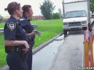 Vrouw cops trek over- zwart suspect en zuigen zijn lul